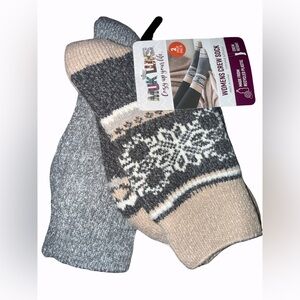 Muk Luks Snowflake Patterned Crew Socks 
Gray and Cream
2 Pair Pk
New with Tags